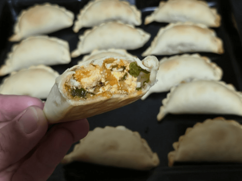 Bandeja de empanadas Tofumana recién horneadas